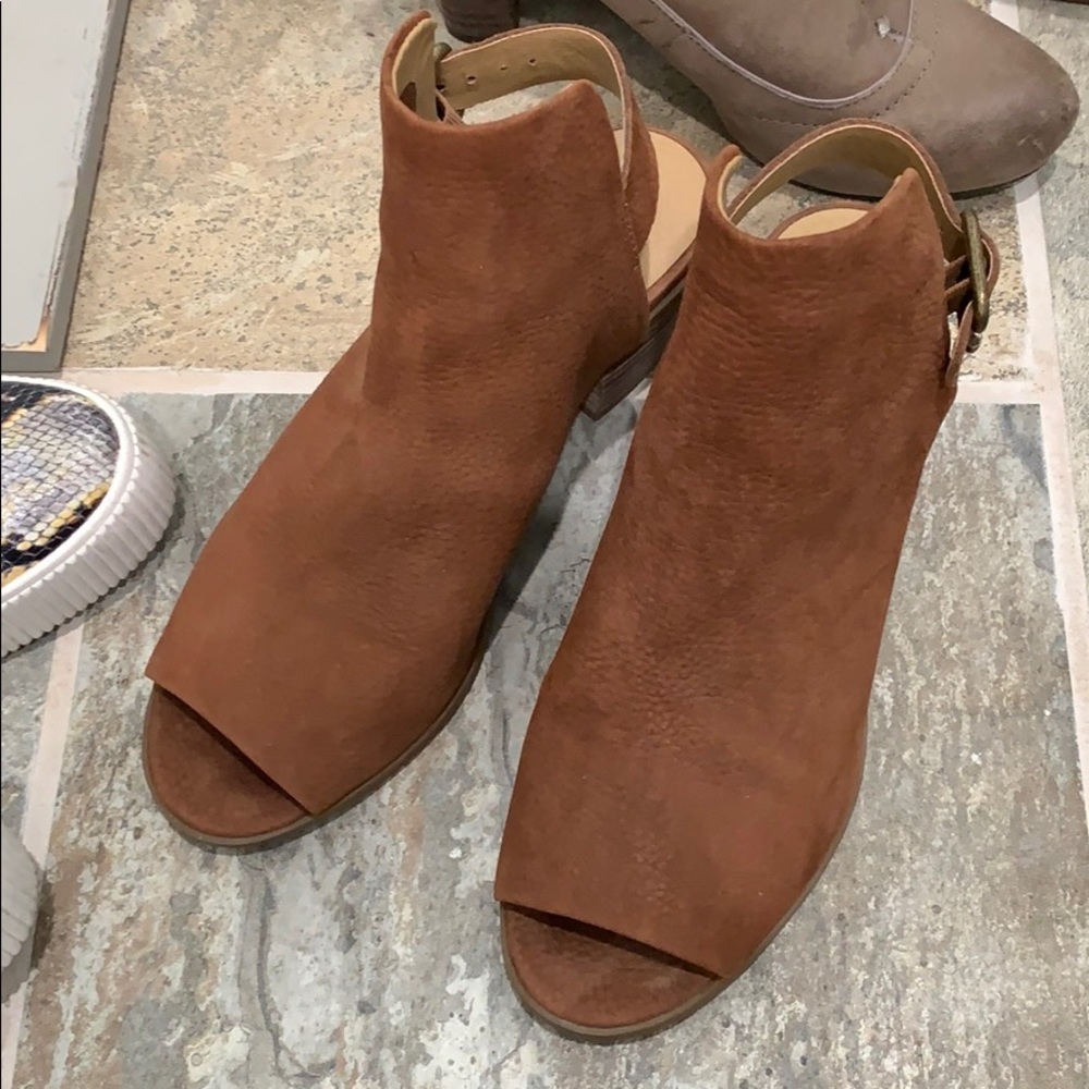 Lucky sandal size 8